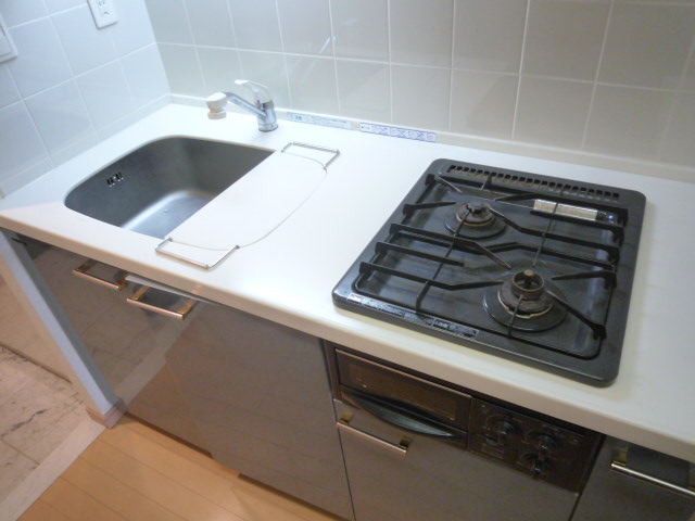 Kitchen. Two-burner gas system kitchen with grill