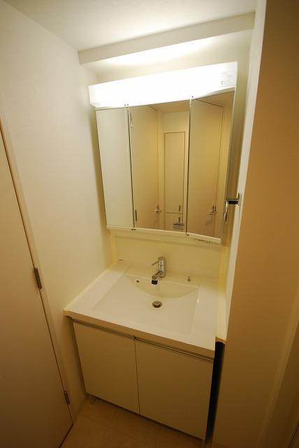 Wash basin, toilet. Indoor (12 May 2013) Shooting