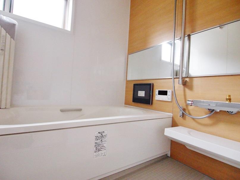 Bathroom. -12-Inch TV is standard equipped bathroom - [D Building] Than