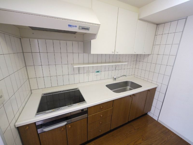 Kitchen. 3-burner stove with a wide ~ There kitchen!
