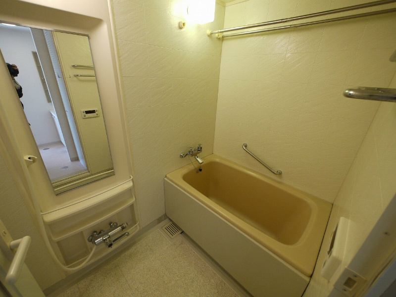 Bath. Wide bath with with bathroom drying