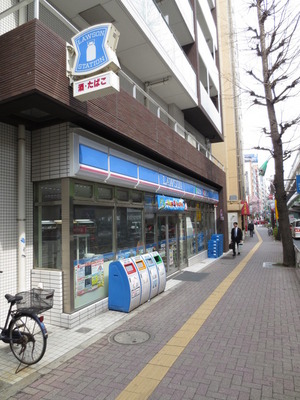 Convenience store. 500m to Lawson (convenience store)