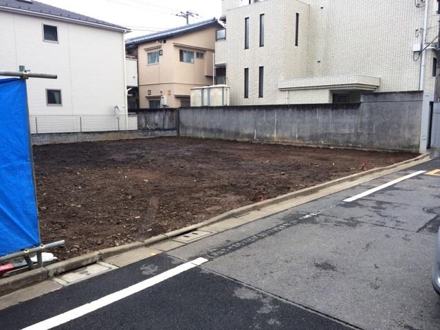 Local photos, including front road. The entire surface of 5.3m on public roads