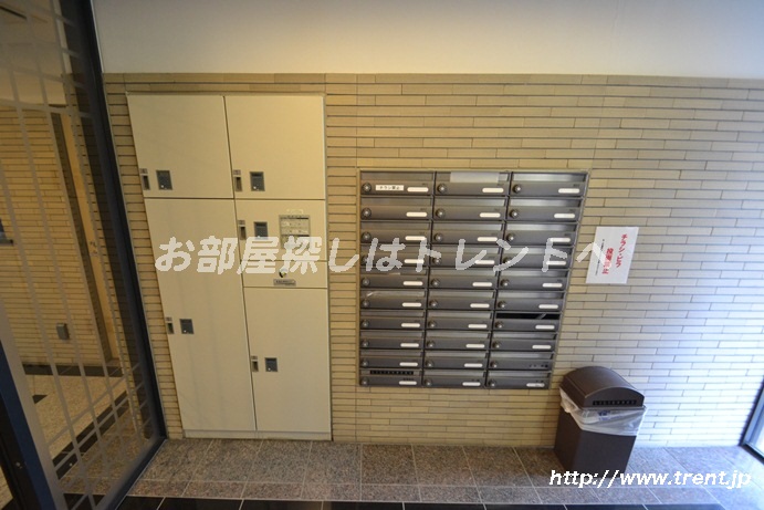 Entrance. E-mail BOX ・ Courier BOX