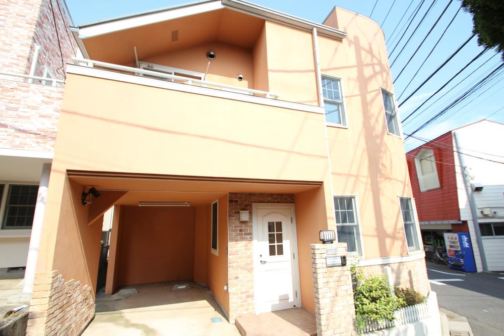 Local appearance photo. Built-in garage protects an important car from the dirt of the rain.