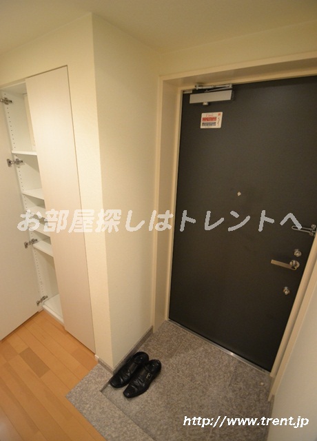 Entrance. It is a reference photograph of 1R type of the 24th floor of the same building.