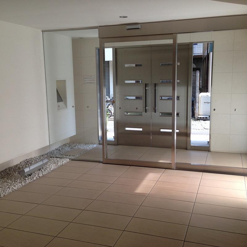 Entrance. Common areas