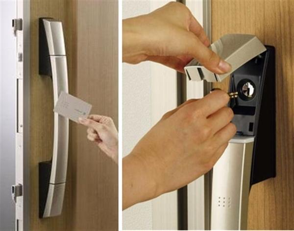 Security equipment. Adopt the electric lock "smart control key" is to YKKAP made door "Venato". Card key to the front door handle ・ Only closer to seal key, Securely locked by two key is linked. Just turn the top of the thumb-turn from the room, You can secure locking. Closing the door automatically consuming key Ya "automatic locking function", If one of the key has been tampered with, Automatically "picking prevention function" two key is re-locked after 50 seconds features.