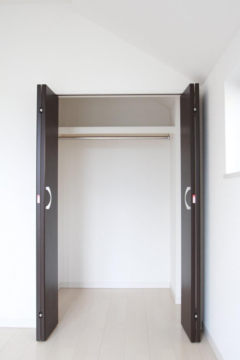 Other introspection. Western-style closet.