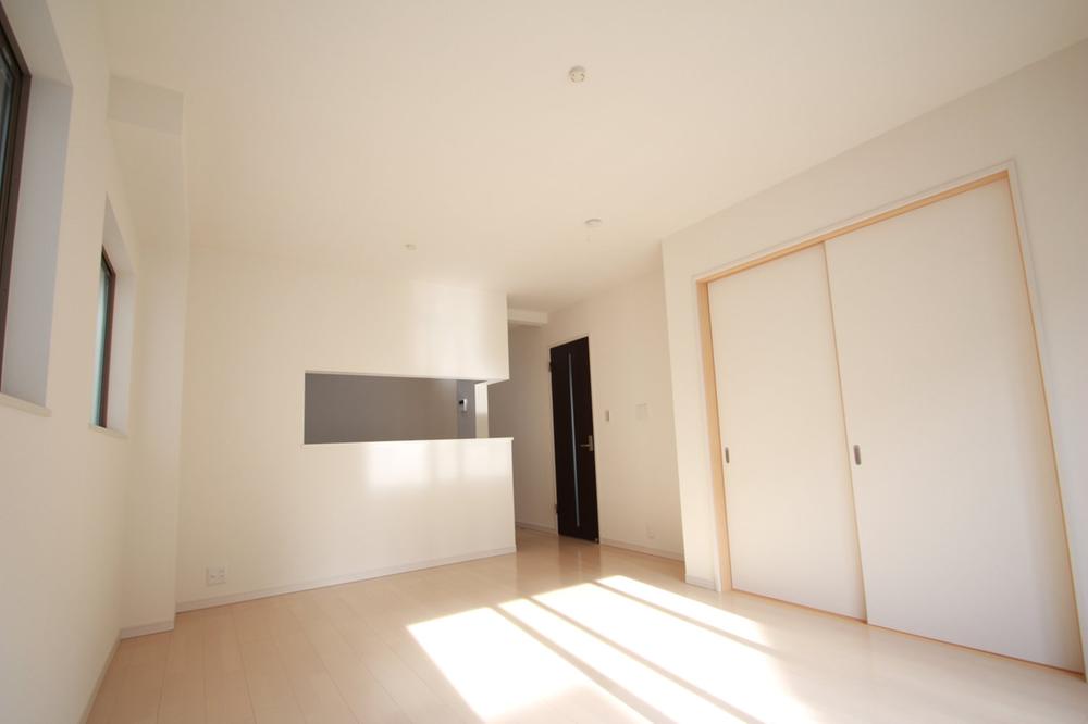 Living. A Japanese-style room of Tsuzukiai is living dining kitchen. Because there is adjacent land passage to the south, I think you can expect day.