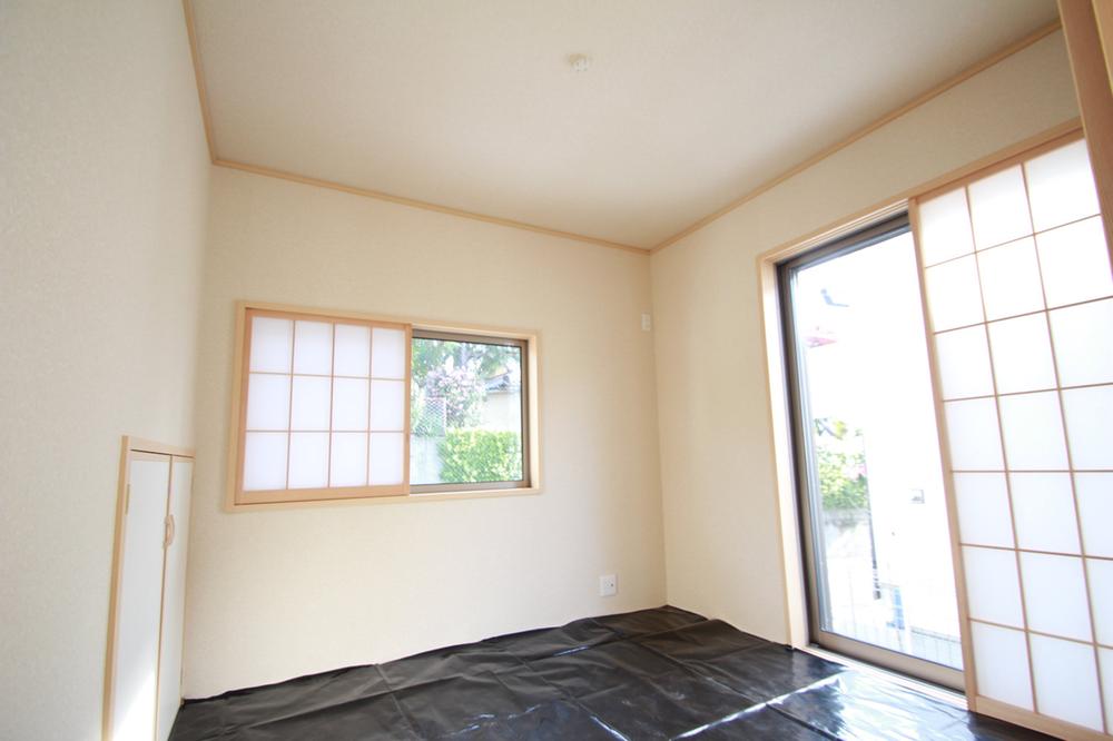 Other introspection. Is a Japanese-style room. Yes firmly curing.