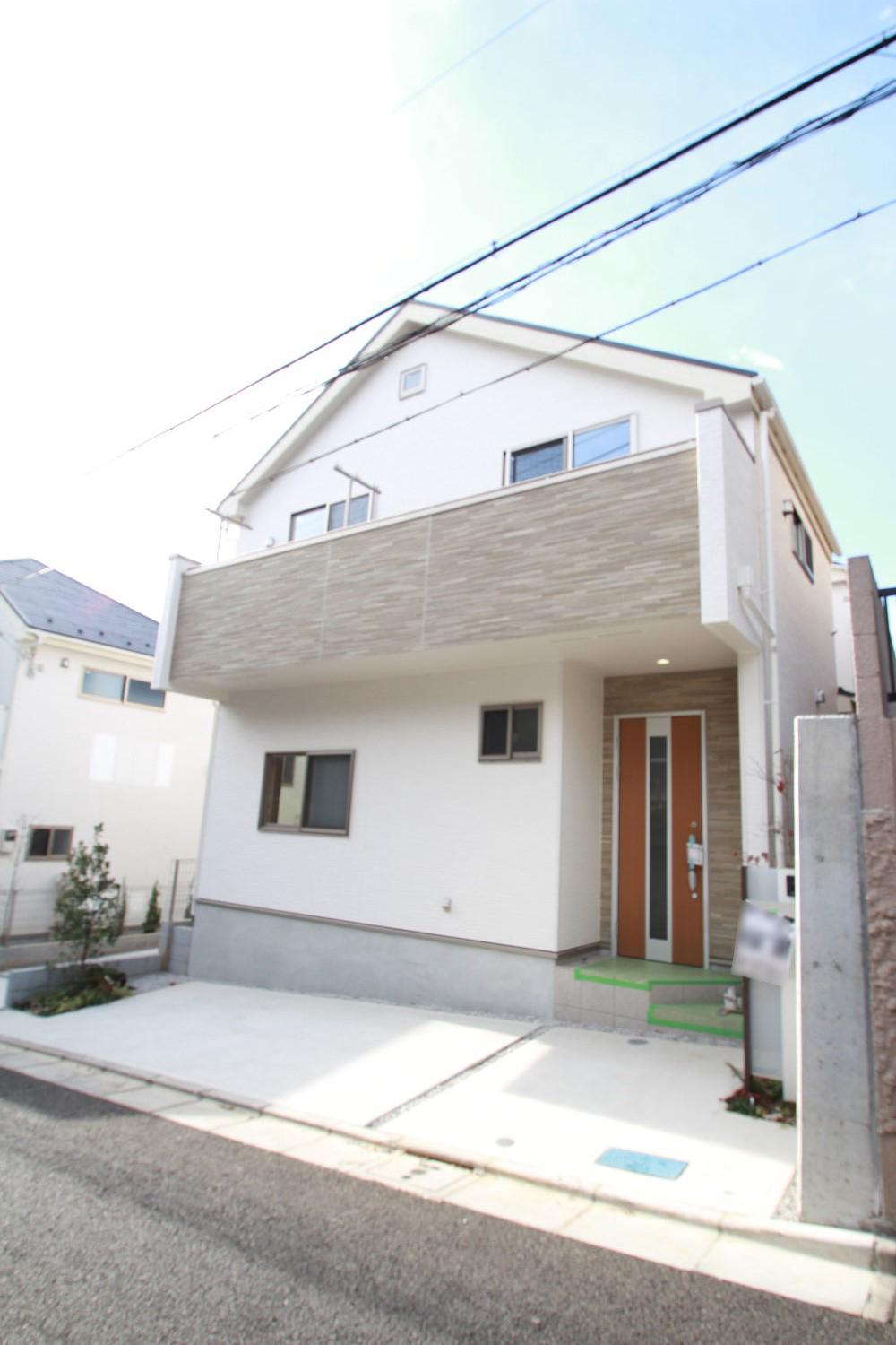 Local appearance photo. It is the introduction of newly built single-family Nakano Wakamiya 2-chome. Seibu Shinjuku Line is "Saginomiya" station walk 9 minutes "Toritsukasei" 2 Station available properties of the station 11 minutes' walk. It has acquired seismic grade 3 (highest grade) in a residential performance evaluation.