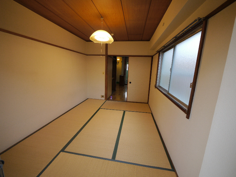 Other room space. Warm Japanese-style room can feel the warmth of the sum