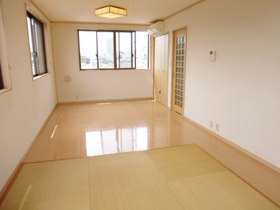 Living and room. There Ryukyu tatami 5.5 Pledge space in Western part