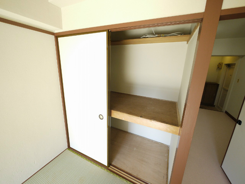 Entrance. Large storage of futon also enter