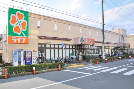 Supermarket. Walk up to life Nakano Arai store 7 minutes