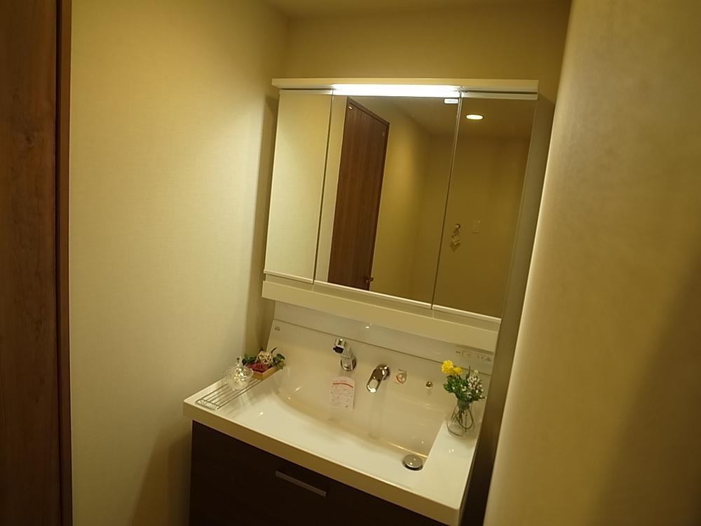 Wash basin, toilet. Indoor (12 May 2013) Shooting