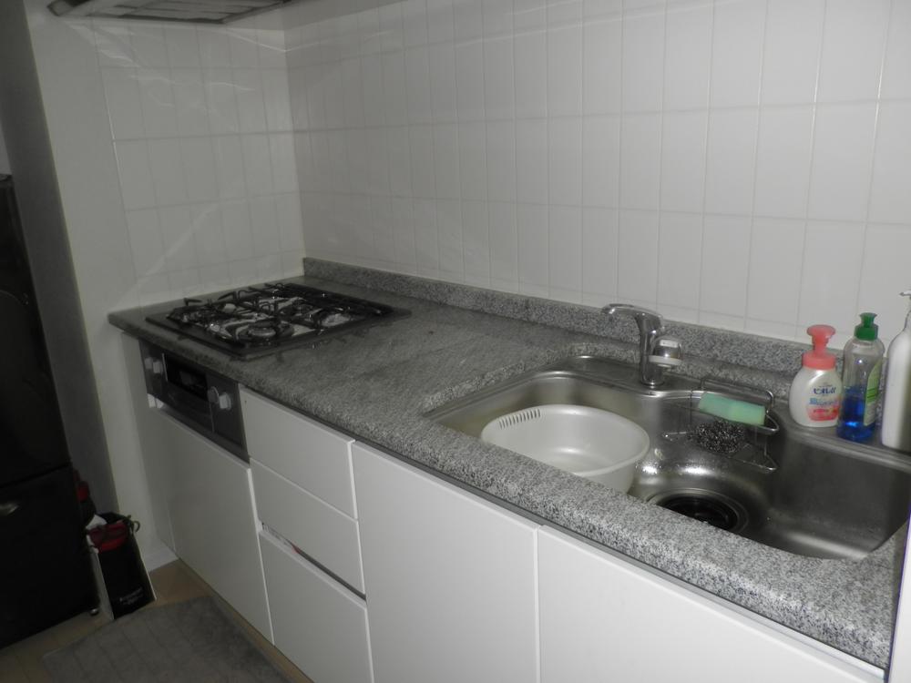 Kitchen. Indoor (10 May 2013) Shooting