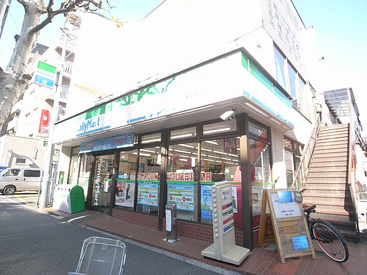 Convenience store. 128m to FamilyMart Nakanosakaue store (convenience store)
