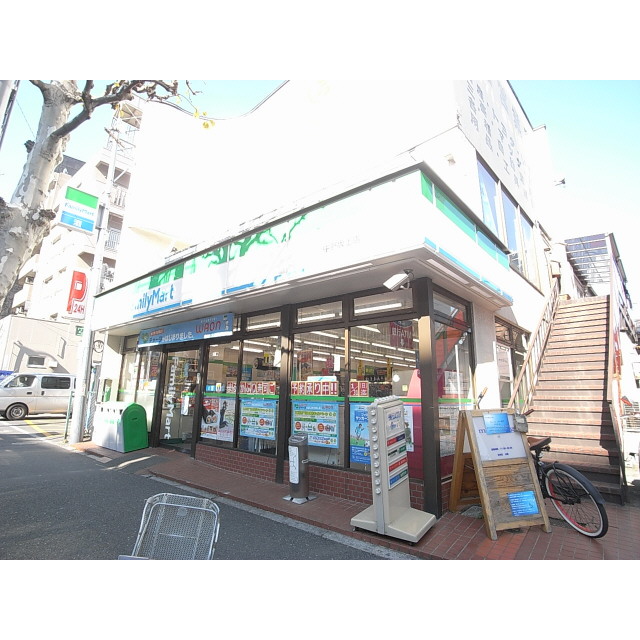 Convenience store. 25m to FamilyMart Nakanosakaue store (convenience store)