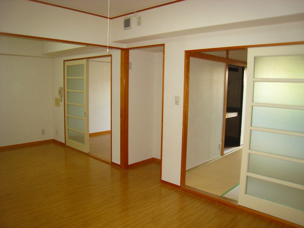 Living and room. Japanese-style room ・ It is living that leads to the Western-style