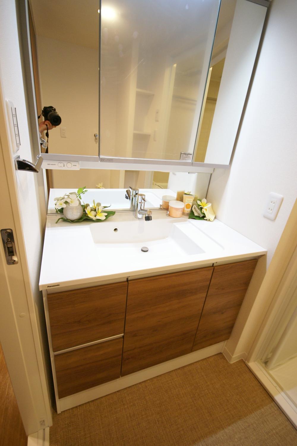 Wash basin, toilet. Indoor (12 May 2013) Shooting