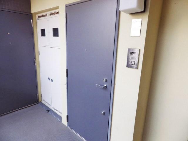 Other common areas. Sharing unit Entrance