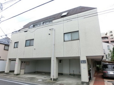 Building appearance. It is a quiet residential area