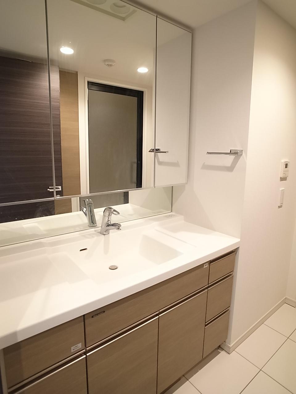 Wash basin, toilet. Indoor (12 May 2013) Shooting