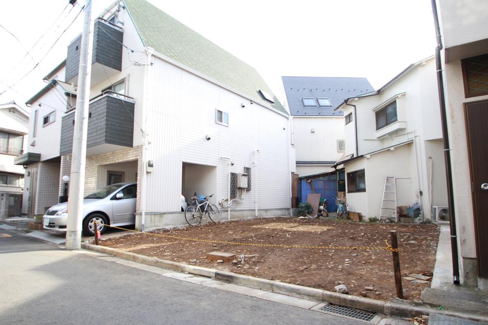 Local land photo. Surrounding environment, Green is rich in a quiet residential area. 