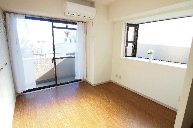 Other room space. Spacious and Western-style 9 Pledge of flooring material