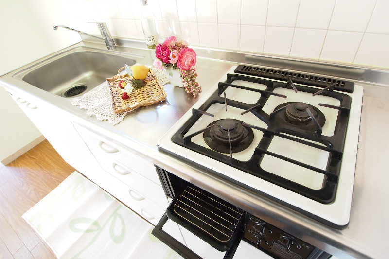 Kitchen. Two-burner stove ・ System kitchen with a grill