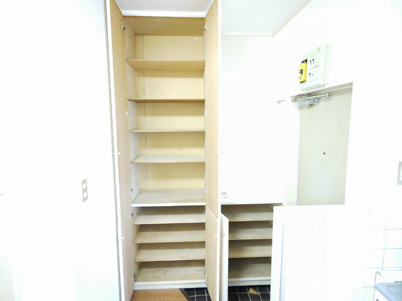 Other room space. Shimo Makoto put a lot of shoes, Well even put the other things