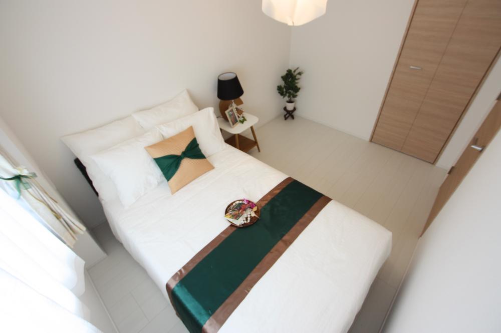 Non-living room. top floor, Facing south. Model room published in