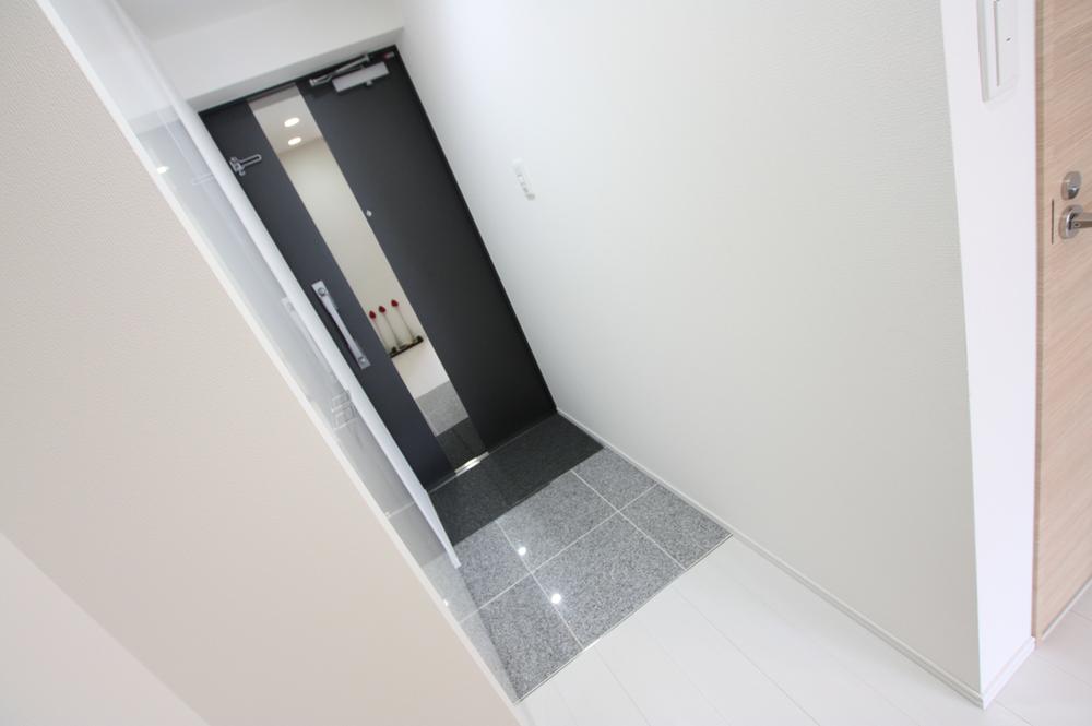 Entrance. top floor, Facing south. Model room published in