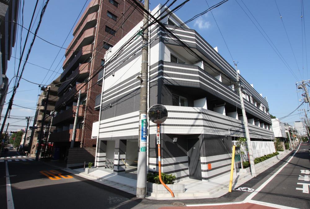 Local appearance photo. Quiet low-rise residential area. It is a good location of the 3 station 6 minutes to Shinjuku.