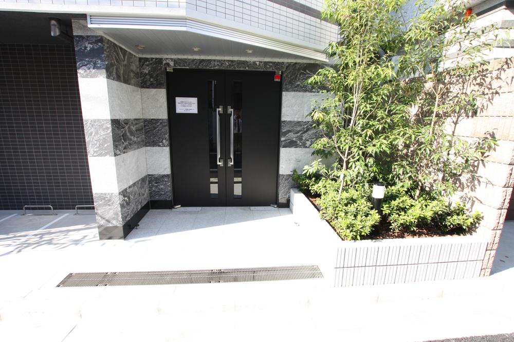 Other. Auto-Lock Yes. There courier BOX.