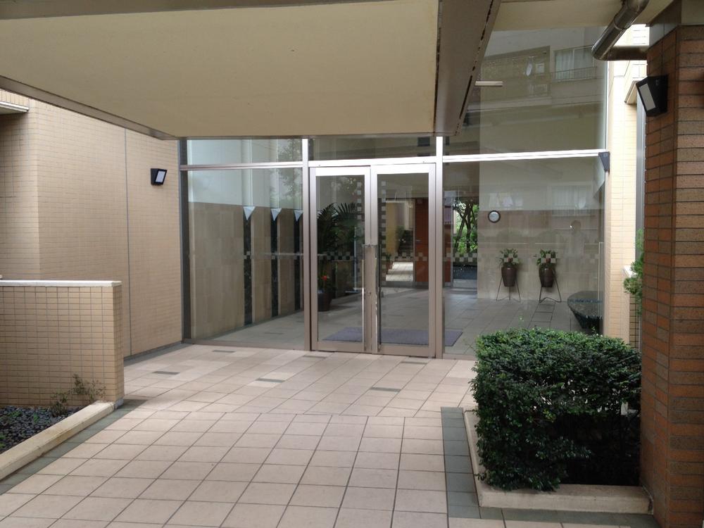 Entrance. Common area (October 2013 shooting)
