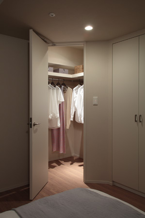 Receipt.  [Walk-in closet] Set up a walk-in closet of a large capacity.