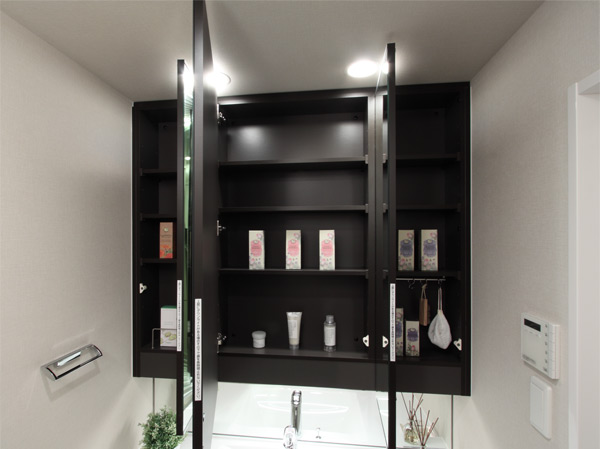 Bathing-wash room.  [Three-sided mirror] The back of the large triple mirror has become a storage space, Goods such as toothbrushes and soap can be stored. Also, Installing a lighting that illuminates the hand under the shelf.