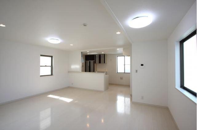 Same specifications photos (living). Spacious living room, It is the place of family gatherings. You sure you want to a dinner in the calm atmosphere. . .