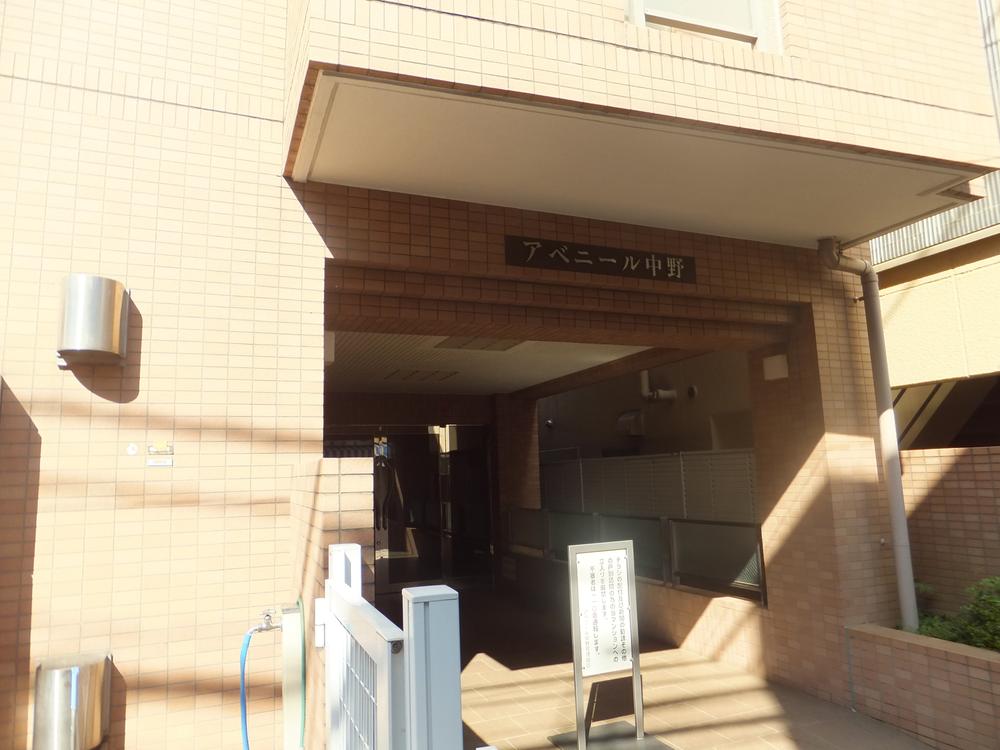 Entrance. Low-rise apartment of popular Nakano area