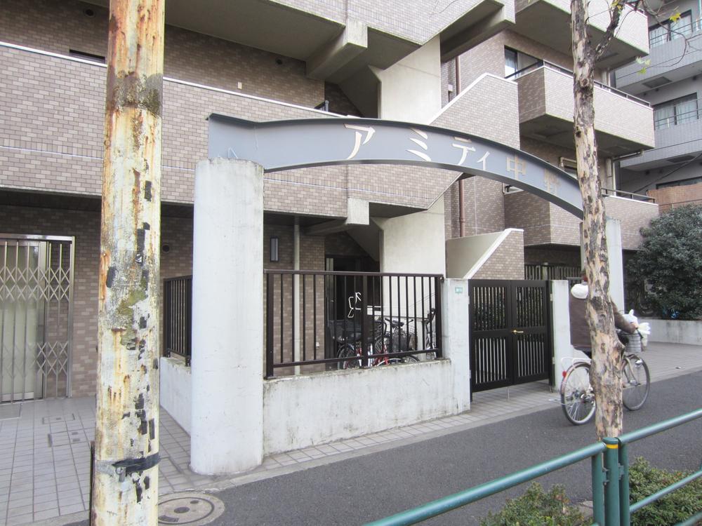 Entrance. Local (12 May 2013) Shooting