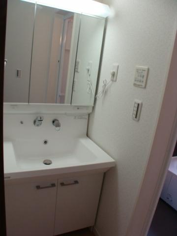 Wash basin, toilet