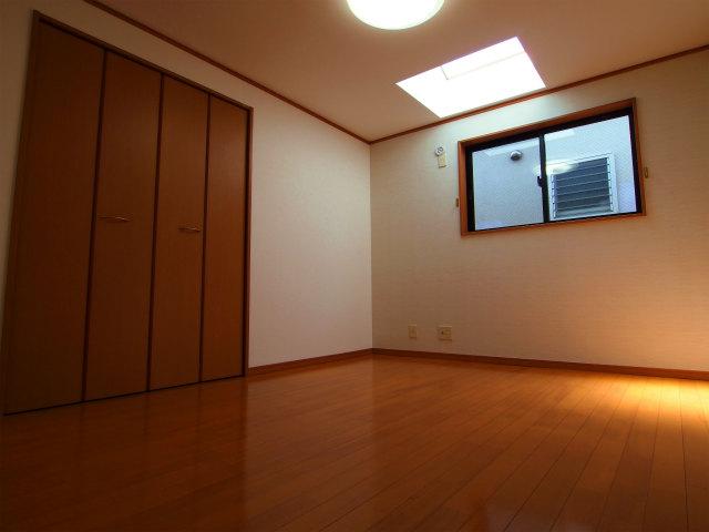 Non-living room. The warm light and crowded shines from skylight. Morning, Pleasant awakening is likely to bedroom.