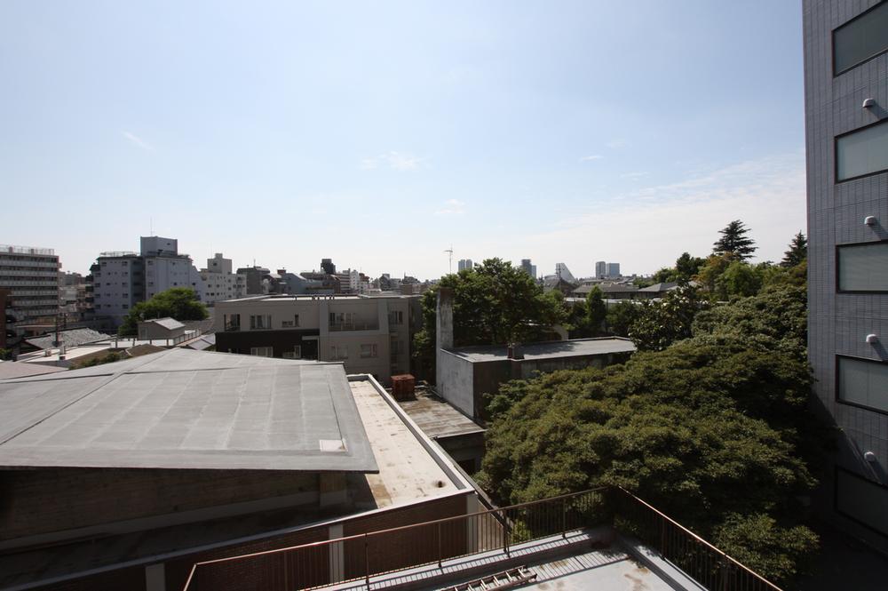 View photos from the dwelling unit. Higashi-Nakano Station, Popular areas Nakanosakaue is available. View is also a good thing.