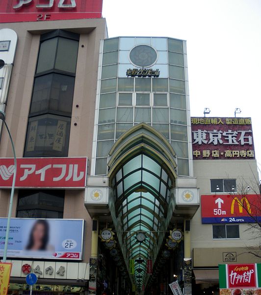 Shopping centre. San Mall shopping street until the (shopping center) 500m