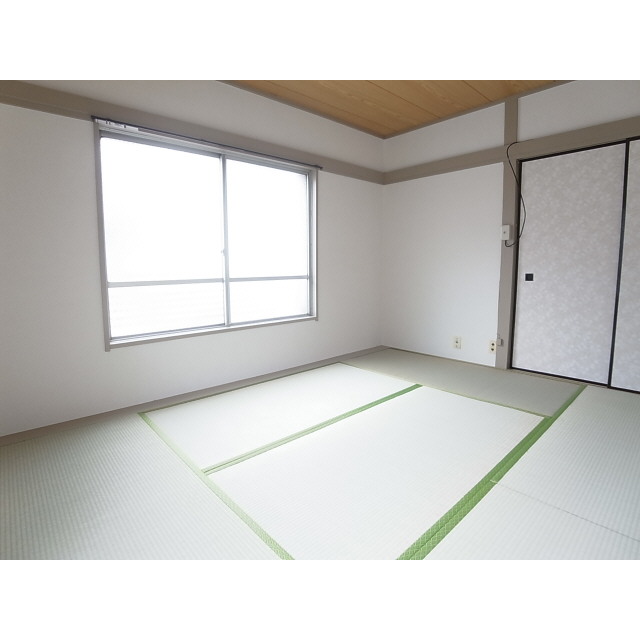 Living and room. Bright Japanese-style room 6 quires