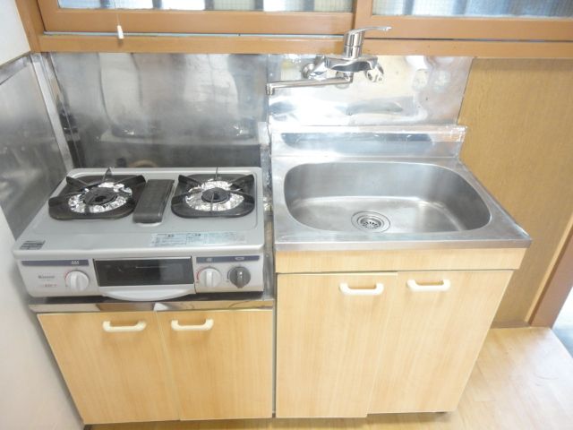 Kitchen. Gas stove 2 burners can be installed