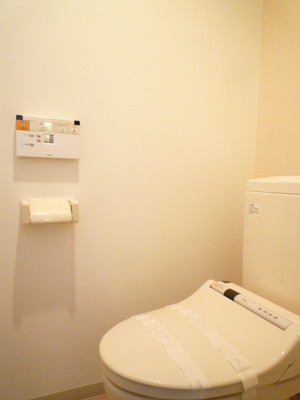 Toilet. Cleaning with warm water ・ Heating toilet seat